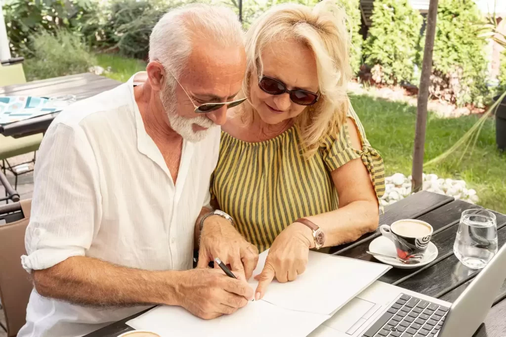 Couple préparant leur retraite