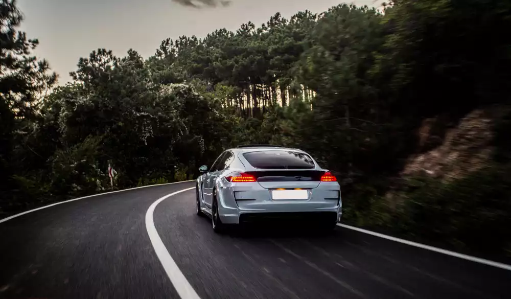 Voiture sur route